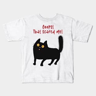 Ooops! That scared me! Scared black cat. Kids T-Shirt